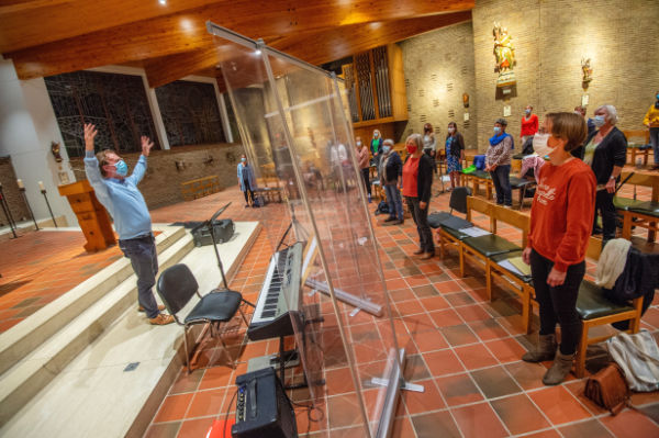 repetities van een parochiekoor in coronaveilige omstandigheden